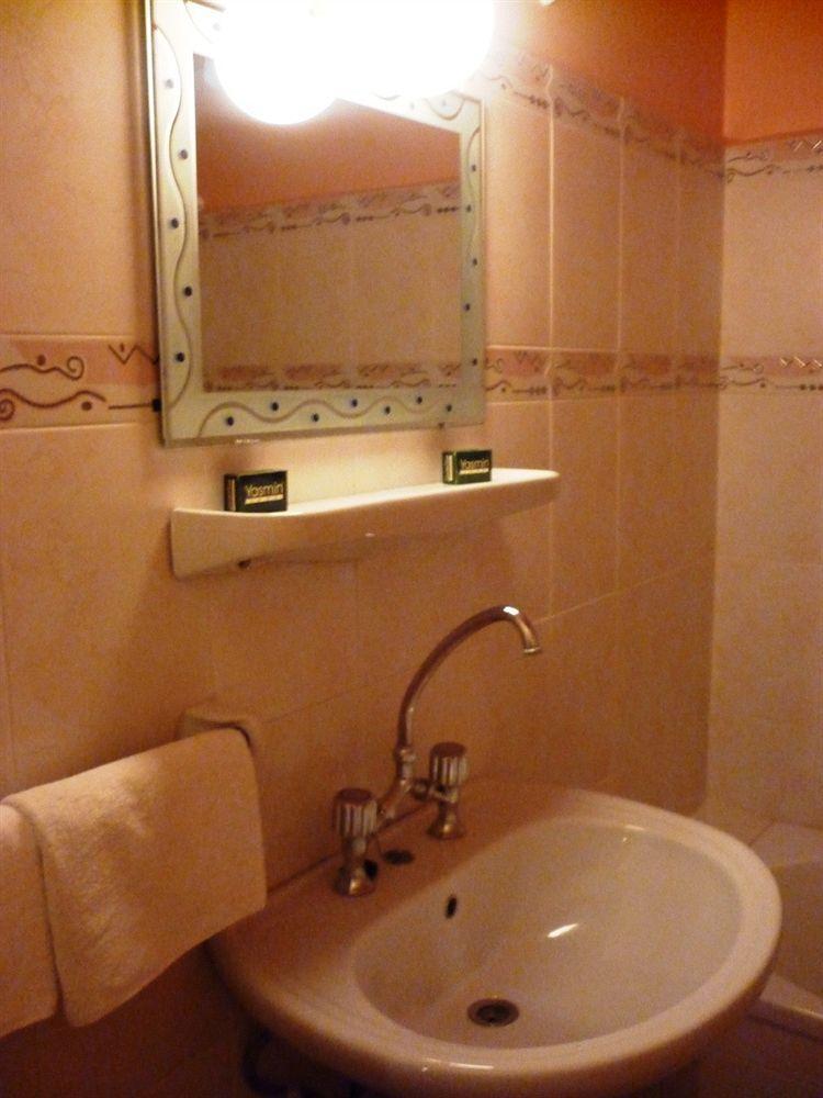 Hotel Embassy